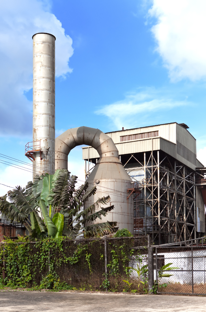 Uma pequena indústrica com sua chaminé.